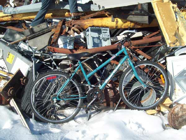 Un vélo sauvé de la féraille. Des milliers de vélo sont envoyés à la féraille à chaque année plutôt que d'être réparés