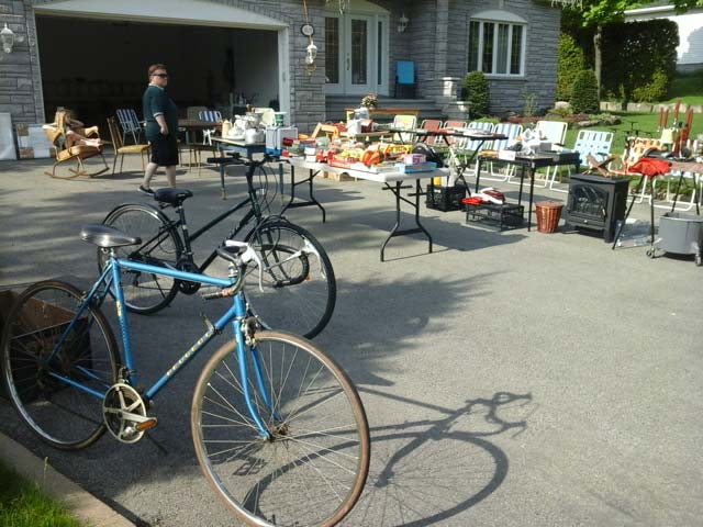 vélos à vendre dans une vente de garage - StephaneLapointe.com